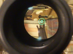 Vortex Spitfiren "donitsi ja piste" tähtäinkuva etutähtäimen päällä.